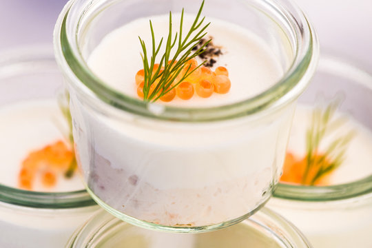herzhafter Aufstrich mit Lachs und Kavier mit Dill garniert