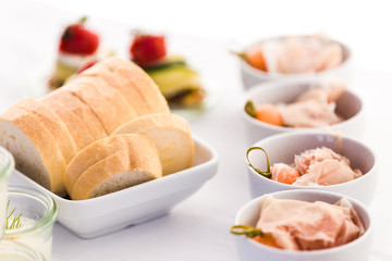 Buffet mit Vorspeisen von Catering bei einer Hochzeit