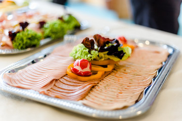 silberne Platte mit Aufschnitt und Gemüse in einem Restaurant