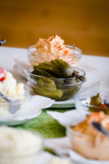 Essiggurken in Glasschale bei Buffet