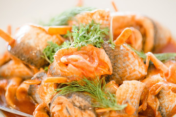 Fisch in roter Sauce mit Dill garniert