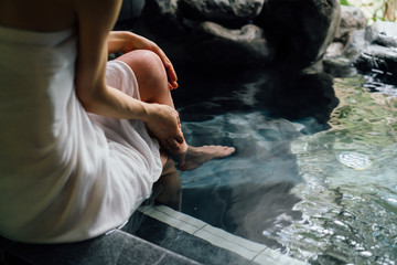 露天風呂・若い女性・ボディパーツ