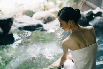 露天風呂・若い女性