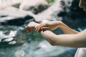 露天風呂・若い女性・ボディパーツ