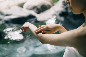 露天風呂・若い女性・ボディパーツ