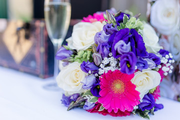 wundervoller Hochzeitsstrauß auf Tisch bei einer Hochzeit