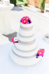 weiße Hochzeitstorte mit mehreren Stockwerken