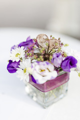 Blumendekoration in Glas bei einer Hochzeit