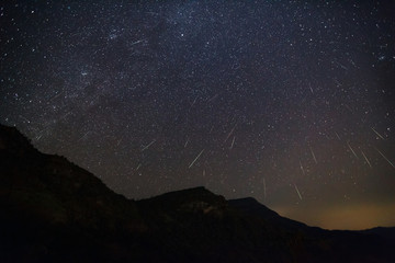 Geminid Meteor in the night sky - obrazy, fototapety, plakaty