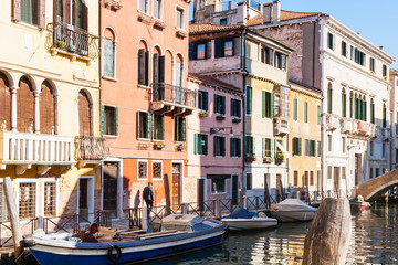Fototapeta na wymiar canal and houses in Cannaregio sestieri in Venice