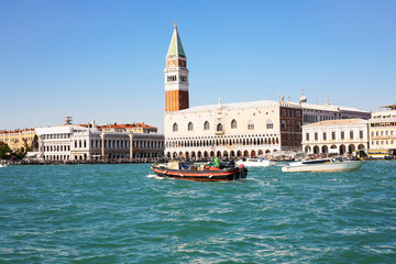 Fototapeta na wymiar view of Doge's Palace from San Marco basin
