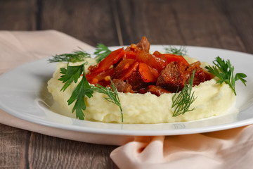 goulash with mashed potato
