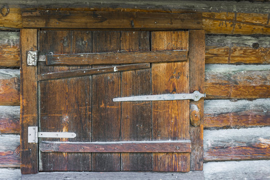 Дверь в старом сарае