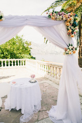 Fototapeta na wymiar pink wedding arch with flowers