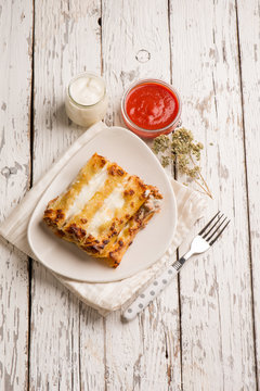 ragout cannelloni with oregano