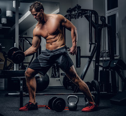 Obraz na płótnie Canvas Sporty male doing biceps workouts.