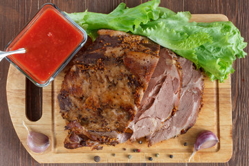baked ham with garlic and tomato sauce