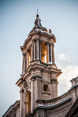 particolare della torre della fontana dei 4 fiumi roma