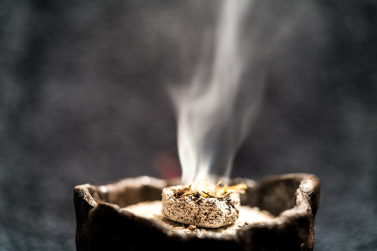 R&auml;uchern als Rauhnacht-Ritual w&auml;hrend der Weihnachtszeit
