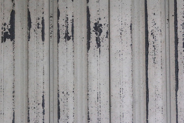 古い凹凸のトタン板