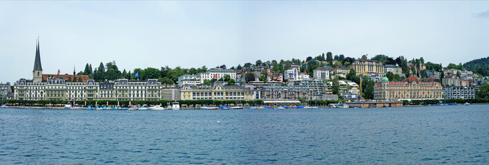 Luzern in der Schweiz/Blick vom Vierwaldstätter See in Luzern, Schweiz, Promenade mit Häusern,...