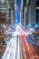Fototapety  Światła i ruch uliczny w wielkim mieście - noc Nowego Jorku