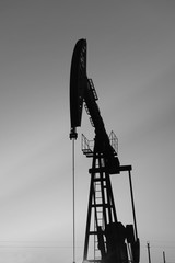 Obraz premium The beam pumping unit is homework, sunset in oil field