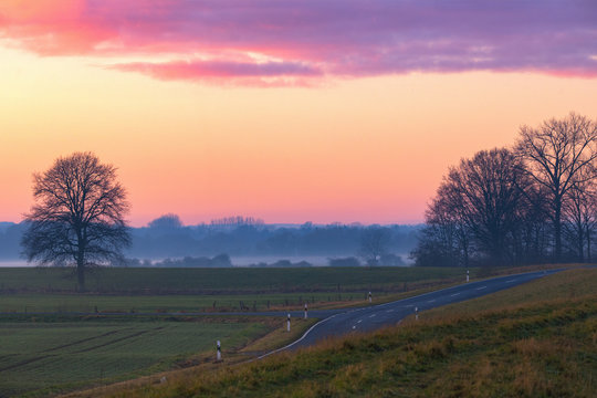 HDR Sonnenuntergang 5 / Sonnenuntergang &uuml;ber der Elbuferstra&szlig;e, aufgenommen vom Elbdeich, zwischen Wussegel und Hitzacker (Wendland, Niedersachsen), am 4. Dezember 2016. 