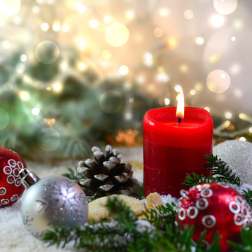 Eine rote Kerze und weihnachtliche Deko