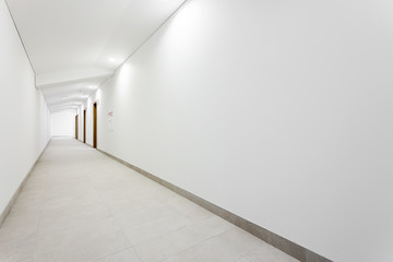 Long white clean hallway - obrazy, fototapety, plakaty