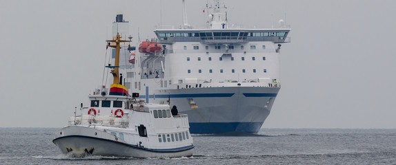FERRY PASSENGER AND SMALL SHIP PASSENGER © Wojciech Wrzesień