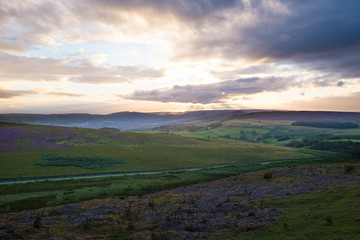 Dramatischer Sonnenuntergang über den Hügeln des Peak District