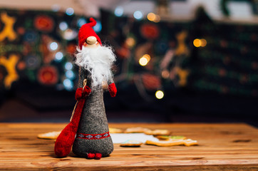 Figurka Świętego Mikołaja z lampkami w tle