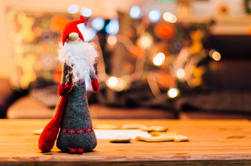 Figurka Świętego Mikołaja z lampkami w tle - obrazy, fototapety, plakaty