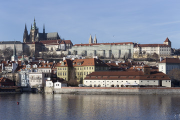 Obraz premium Autumn Lesser Town of Prague with gothic Castle above River Vltava, Czech Republic