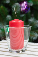 стеклянный подсвечник со свечой