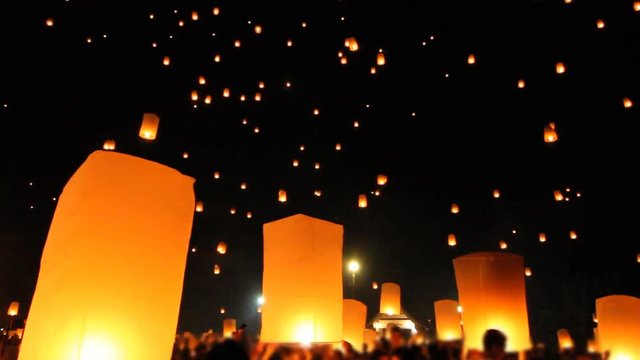 Release floating lanterns to the sky , Yi peng lantern festival