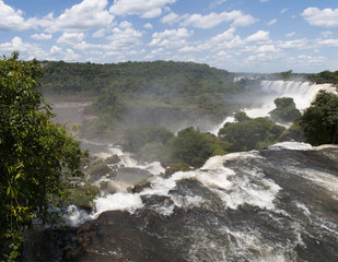 Iguazu, 13/11/2010: vista panoramica delle spettacolari Cascate di Iguazu, generate dal fiume Iguazu al confine tra la provincia argentina di Misiones e lo Stato brasiliano del Paraná