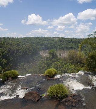 Iguazu, 13/11/2010: vista panoramica delle spettacolari Cascate di Iguazu, generate dal fiume Iguazu al confine tra la provincia argentina di Misiones e lo Stato brasiliano del Paraná