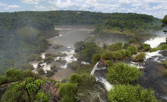 Iguazu, 13/11/2010: vista panoramica delle spettacolari Cascate di Iguazu, generate dal fiume Iguazu al confine tra la provincia argentina di Misiones e lo Stato brasiliano del Paraná