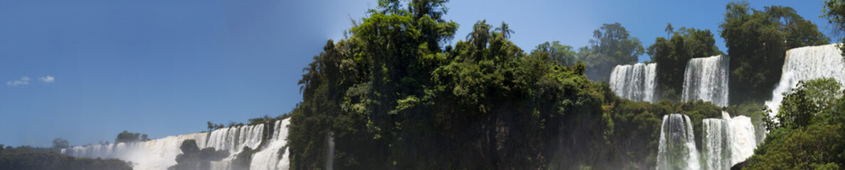 Obraz na płótnie Canvas Iguazu, 13/11/2010: vista panoramica delle spettacolari Cascate di Iguazu, generate dal fiume Iguazu al confine tra la provincia argentina di Misiones e lo Stato brasiliano del Paraná