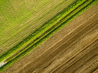 Luftbild - Pfad zwischen Feldern