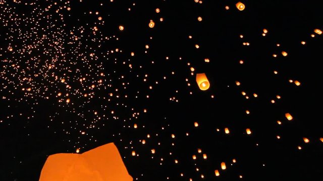Release floating lanterns to the sky , yi peng lantern festival