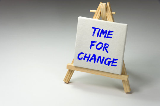 Eine Staffelei mit dem Text Time for change
