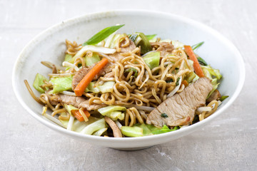 Pork Yakisoba in Schale