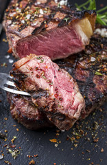 Barbecue Rib Eye Steak auf Schieferplatte