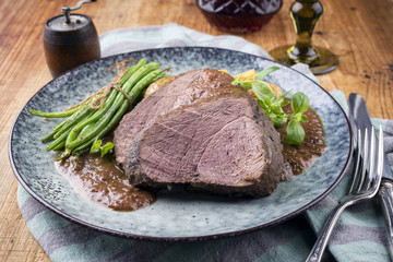 Hirschbraten mit Gemüse in Wildsauce