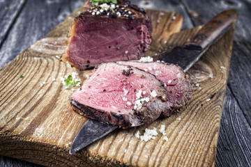 gegrilltes Filetsteak auf Schneidebrett