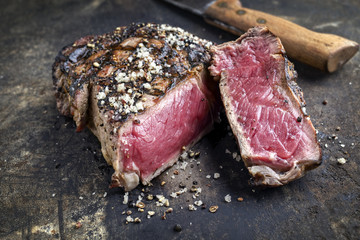 Barbecue Prime Rib Steak auf alten Blech