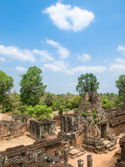 Fototapeta na wymiar Ancient ruins of Cambodia in blue sky, Siem Reap